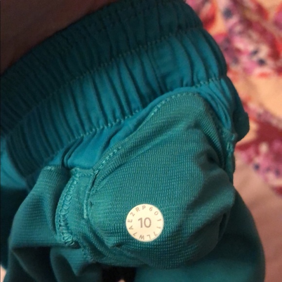 Lululemon Hotty Hot Shorts 2.5” - Picture 2 of 3